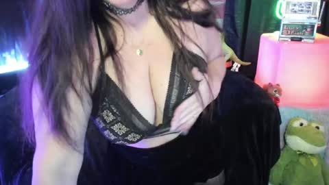 ELLE online show from 11-20-25, 08:08