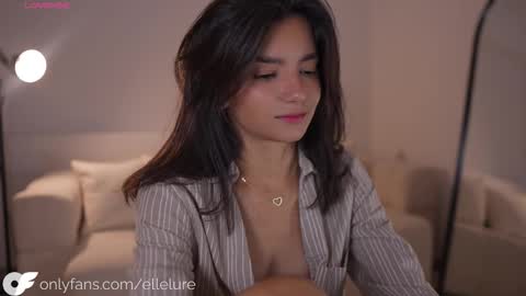Snapshot of ellelure_ chatting on 10-22-25, 10:31 Linda Restrepo online show from 10-22-25, 10:31