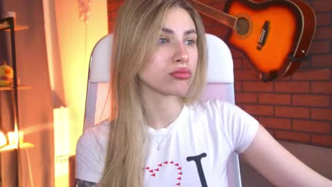 Snapshot of elliecutes chatting on 04-27-26, 06:11 elliecutes online show from 04-27-26, 06:11