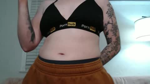 Snapshot of ellierowyn chatting on 10-09-25, 02:53 Ellie Rowyn online show from 10-09-25, 02:53