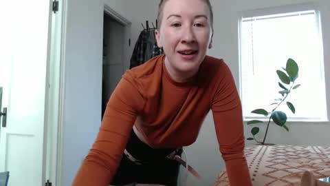 Snapshot of ellierowyn chatting on 11-12-25, 08:52 Ellie Rowyn online show from 11-12-25, 08:52