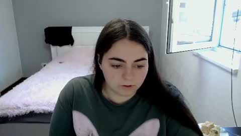 Snapshot of ellies_8 chatting on 06-19-26, 09:35 Ellie online show from 06-19-26, 09:35