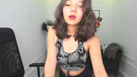 Snapshot of ellievensda chatting on 10-31-25, 05:41 ellievensda online show from 10-31-25, 05:41