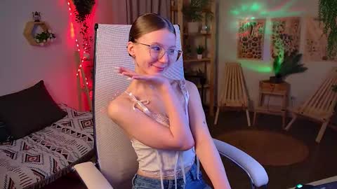 Elli online show from 03-25-26, 06:19