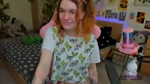 Snapshot of elly_milas chatting on 07-11-26, 01:25 Elly Fansly online show from 07-11-26, 01:25