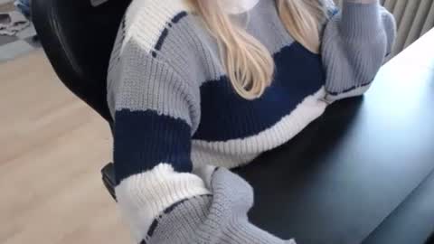 Snapshot of elly_petite chatting on 09-26-25, 02:54 Elly online show from 09-26-25, 02:54