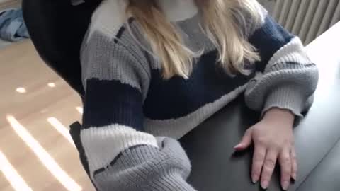 Snapshot of elly_petite chatting on 09-28-25, 01:05 Elly online show from 09-28-25, 01:05