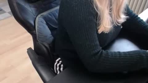 Snapshot of elly_petite chatting on 09-30-25, 07:35 Elly online show from 09-30-25, 07:35