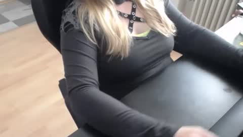 Snapshot of elly_petite chatting on 10-13-25, 07:30 Elly online show from 10-13-25, 07:30
