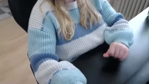 Snapshot of elly_petite chatting on 10-17-25, 02:08 Elly online show from 10-17-25, 02:08