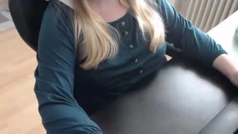 Snapshot of elly_petite chatting on 10-18-25, 09:32 Elly online show from 10-18-25, 09:32