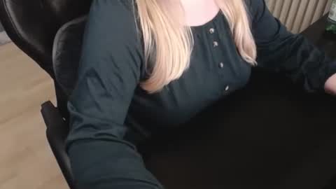 Snapshot of elly_petite chatting on 10-18-25, 09:37 Elly online show from 10-18-25, 09:37
