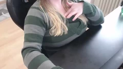 Snapshot of elly_petite chatting on 10-21-25, 01:56 Elly online show from 10-21-25, 01:56