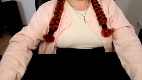 Snapshot of elly_petite chatting on 06-12-26, 11:53 Elly online show from 06-12-26, 11:53