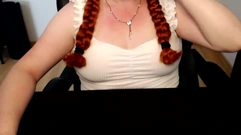 Snapshot of elly_petite chatting on 06-16-26, 11:13 Elly online show from 06-16-26, 11:13