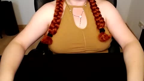 Snapshot of elly_petite chatting on 06-18-26, 06:46 Elly online show from 06-18-26, 06:46