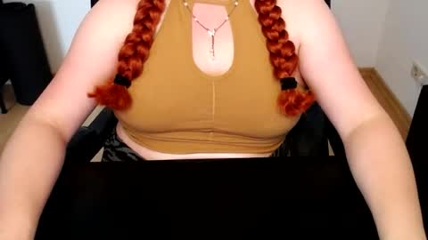 Snapshot of elly_petite chatting on 06-18-26, 11:03 Elly online show from 06-18-26, 11:03
