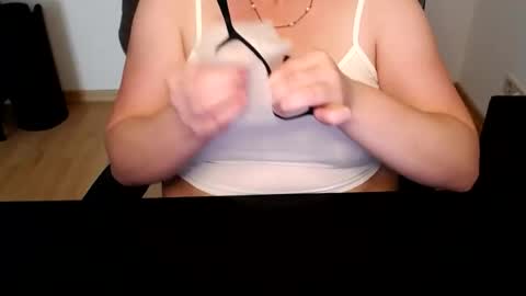 Snapshot of elly_petite chatting on 06-23-26, 11:19 Elly online show from 06-23-26, 11:19