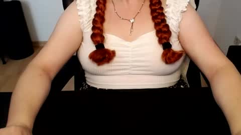 Snapshot of elly_petite chatting on 06-30-26, 06:47 Elly online show from 06-30-26, 06:47