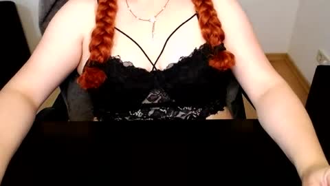 Snapshot of elly_petite chatting on 07-16-26, 06:52 Elly online show from 07-16-26, 06:52