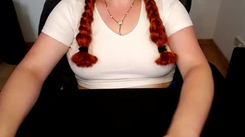 Snapshot of elly_petite chatting on 07-19-26, 06:06 Elly online show from 07-19-26, 06:06