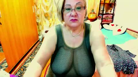 Snapshot of ellyhot53 chatting on 06-18-26, 03:05 ellyhot53 online show from 06-18-26, 03:05