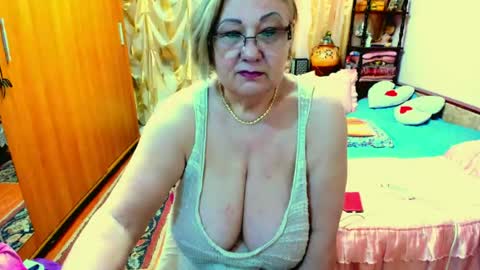 Snapshot of ellyhot53 chatting on 06-21-26, 03:58 ellyhot53 online show from 06-21-26, 03:58