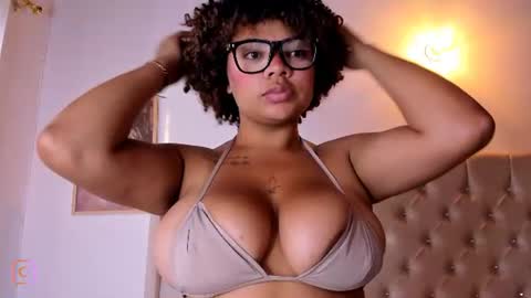 Snapshot of eloisa_cleavage_ chatting on 06-24-26, 11:31 Maya online show from 06-24-26, 11:31