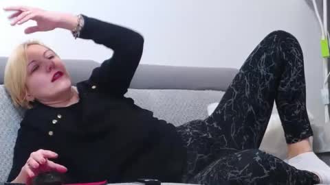 ElsieMacks online show from 11-19-25, 08:31