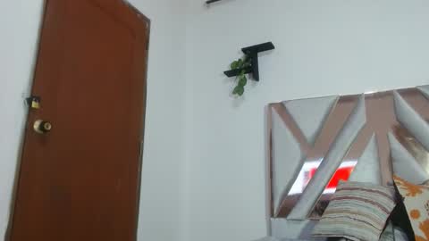 ElyThonsom online show from 12-22-25, 12:24