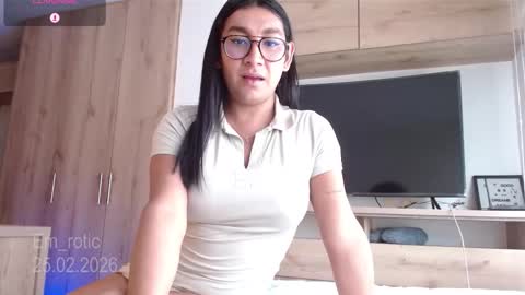 Snapshot of em_rotic chatting on 02-25-26, 06:39 Emilia online show from 02-25-26, 06:39