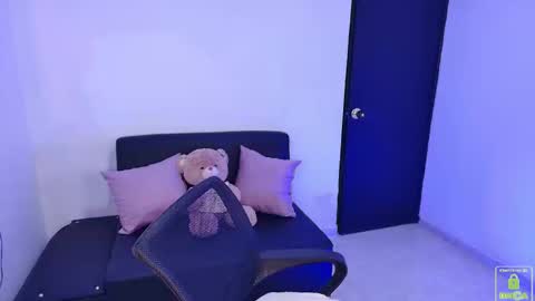Snapshot of ema__miller chatting on 01-08-25, 11:41 ema__miller online show from 01-08-25, 11:41