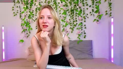 Snapshot of emacalim_ chatting on 03-12-26, 03:40 Emma online show from 03-12-26, 03:40