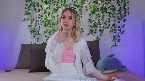 Snapshot of emacalim_ chatting on 03-28-26, 02:55 Emma online show from 03-28-26, 02:55