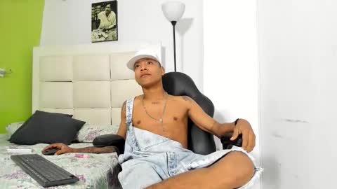 Snapshot of emanuel_23cm_ chatting on 02-25-26, 02:10 EMANUEL online show from 02-25-26, 02:10