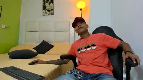 Snapshot of emanuel_23cm_ chatting on 03-01-26, 01:40 EMANUEL online show from 03-01-26, 01:40