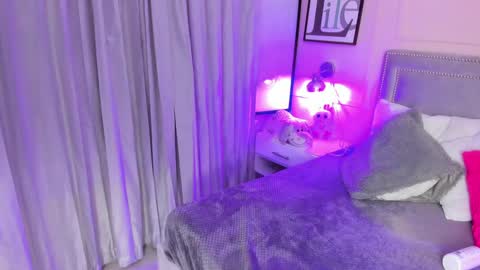 Snapshot of emelie_ch_ chatting on 12-20-24, 12:52 Emily  online show from 12-20-24, 12:52