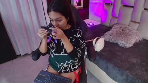 Snapshot of emelie_ch_ chatting on 01-04-25, 04:01 Emily  online show from 01-04-25, 04:01
