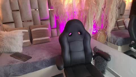 Snapshot of emelie_ch_ chatting on 01-15-25, 01:23 Emily  online show from 01-15-25, 01:23