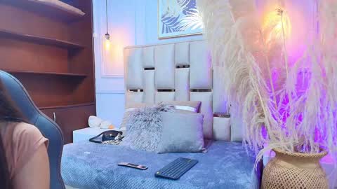 Snapshot of emelie_ch_ chatting on 01-23-25, 12:04 Emily  online show from 01-23-25, 12:04