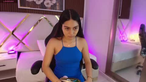 Snapshot of emelie_ch_ chatting on 05-08-26, 05:35 Emily online show from 05-08-26, 05:35