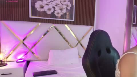Snapshot of emelie_ch_ chatting on 05-10-26, 04:39 Emily online show from 05-10-26, 04:39
