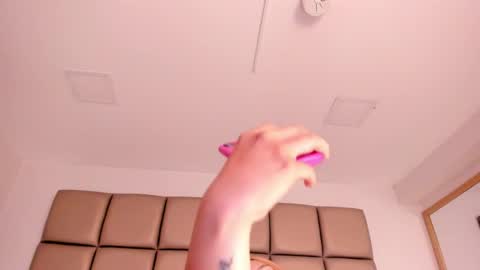 Snapshot of emiily_roberts1 chatting on 01-14-25, 07:11 EMILY ROBERTS online show from 01-14-25, 07:11