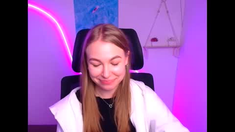 Emilia online show from 11-16-25, 12:33