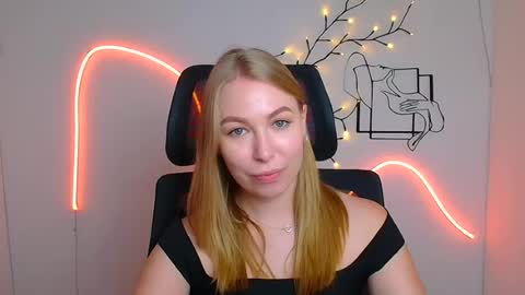 Snapshot of emilia_ilia chatting on 08-08-26, 05:53 Emilia online show from 08-08-26, 05:53