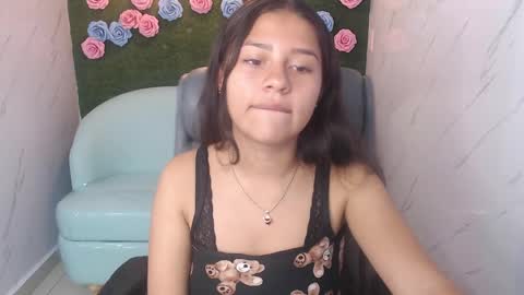 Snapshot of emilia_love_a chatting on 10-07-25, 12:35 Emilia online show from 10-07-25, 12:35