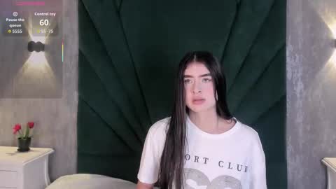 Snapshot of emiliclarke_ chatting on 03-28-26, 11:32 Emilie online show from 03-28-26, 11:32