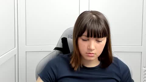 Snapshot of emilli_moon chatting on 05-19-26, 06:09 Emmi online show from 05-19-26, 06:09