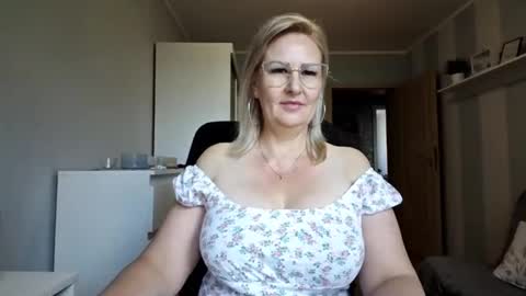 Snapshot of emillykiss chatting on 05-23-26, 08:29 EmillyLove online show from 05-23-26, 08:29