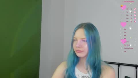 Snapshot of emily__hamilton chatting on 06-05-26, 05:47 Emily online show from 06-05-26, 05:47